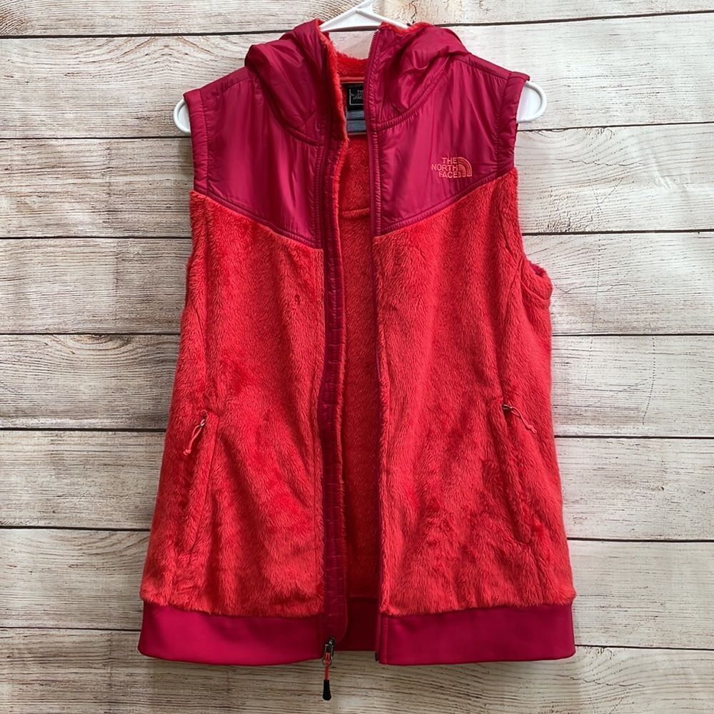 THE NORTH FACE HOODED FLEECE VEST IN PINK